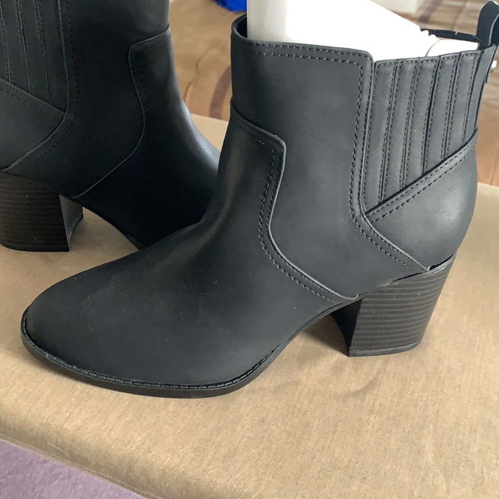 Beautiful bandolino boots. Never worn - Picture 3 of 7